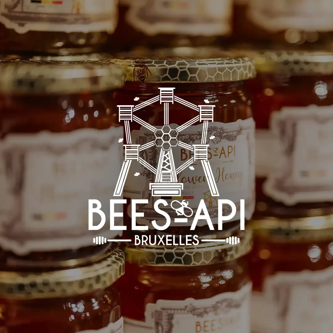 Jars of honey and the Bees-Api logo at Marché Saint-Géry